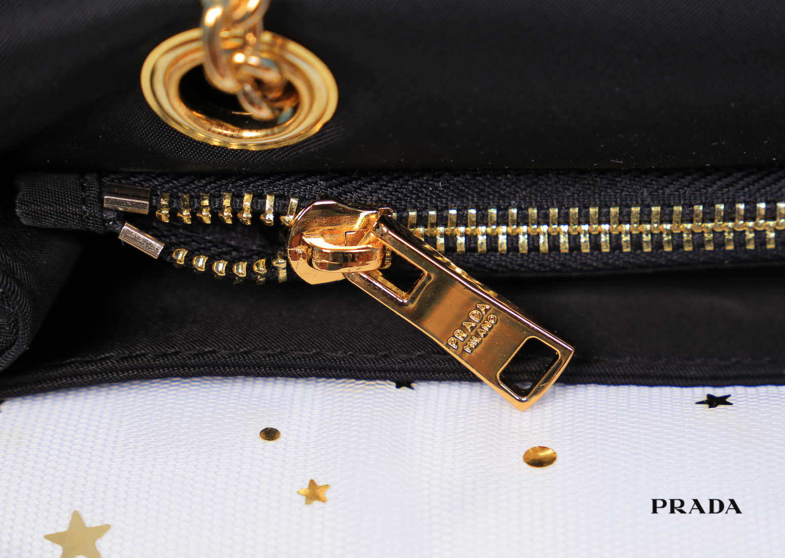 Prada Logo Shoulder bag / Prada Tessuto Nylon Chain Flap Bag กระเป๋าสะพายไหล่ หรือดึงเป็นสายยาวสะพายเป็น Crossbody เหมาะกับสาวๆสุดแซ่บมากๆๆเลยค่ะ วัสดุทำจากผ้าไนล่อน อะไหล่ทองทั้งใบ เปิด-ปิดด้วยกระดุมแม่เหล็ก ด้านหน้าประดับโลโก้แบรนด์ ด้านในแบ่งเป็น 1 ช่อ