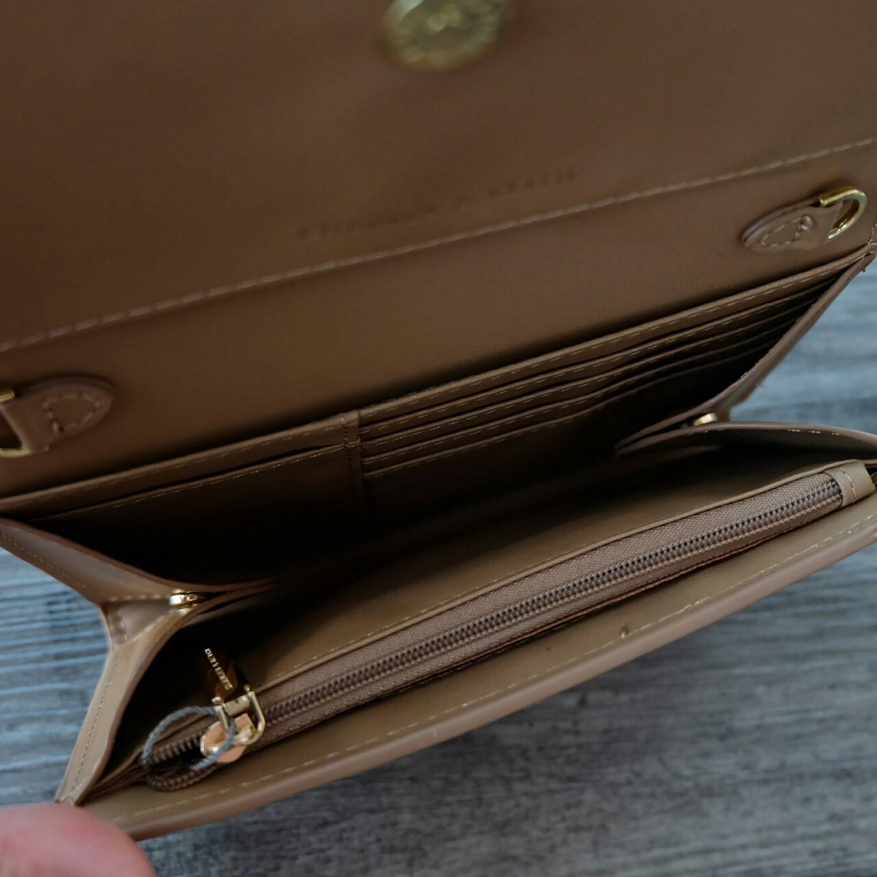 CHARLES&KEITH FRONT FLAP WALLET กระเป๋าสตางค์แบบ cluth คลัช รุ่นชนช็อปเปิดปิดด้วยฝาปิดกระดุมแม่เหล็ก ด้านหน้ามีโลโก้แบรนด์ ภายในมีช่องใส่ของ เยอะค่ะ มีทั้งฝช่องซิป และช่องใส่บัตรหลายช่อง สามารถใส่ธนบัตร มือถือ เหรียญและบัตรได้เยอะ มีกระดุมปรับขยายทรง มาพร