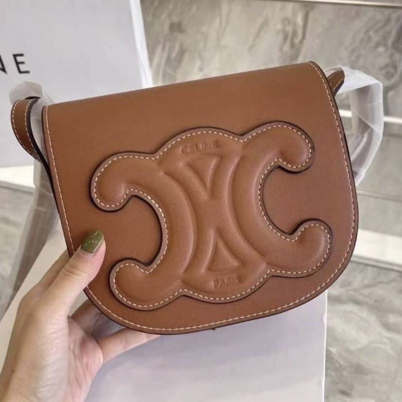 VIP 】CELINE FOLCO CUIR TRIOMPHE in Smooth Calfskin ใหม่ล่าสุดของแบรนด์CELINE ให้ลุคชิคแอนด์ชิล (GWP) พรีเมี่ยมกิ๊ฟ Limited Edition จาก CELINE PERFUME DUTY FREE COUNTER วัสดุหนังแท้ (Calfskin) ขนาดกระทัดรัด น้ำหนักเบา โดดเด่นด้วยดีไซน์โลโก้แบรนด์ที่ด้านหน้