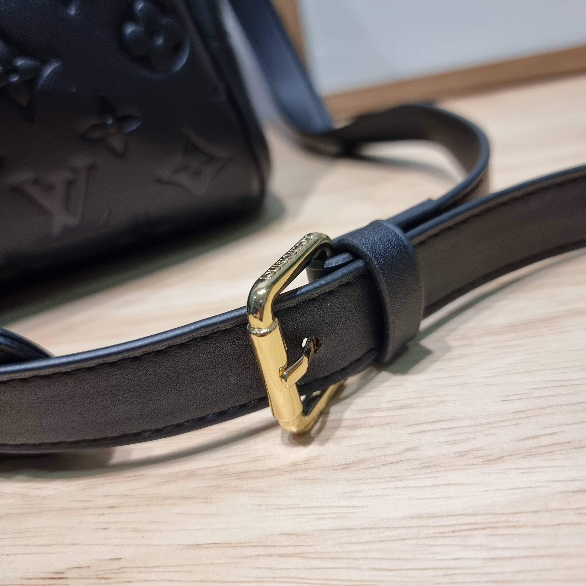 LV KEEPALL BANDOULIERE MONOGRAM LEATHER กระเป๋าเดินทางสุดคลาสสิค ทึ่ใครๆก็เฝ้ารอ ไอเท็มที่จะทำให้การเดินทางไม่ธรรมดาอีกต่อไป ด้วยดีเทลความเป็นเอกลักษณ์ เรียบแต่หรู วัสดุหนังวัวสัมผัสดี ปั๊มลวดลายโมโนแกรมรอบใบ เปิด-ปิดด้วยซิปแน่นหนา มีกุญแจล็อคได้ มีสายสะพ