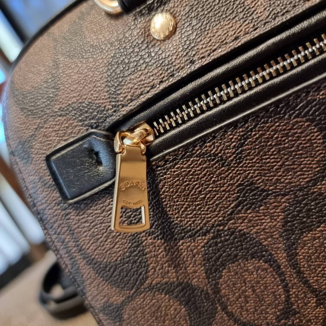 COACH F83607 ROWAN SATCHEL IN SIGNATURE CANVAS กระเป๋าทรงหมอนยอดฮิต คลาสสิคใช้งานได้ไม่มีเบื่อ มาครบสีขายดี ด้วยรูปทรงสวยงาม และใช้งานได้อย่างกระฉับกระเฉง วัสดุหนังแคนวาสเคลือบลาย ทนทาน ภายในโล่งกว้าง มีช่องซิปและแบ่งสัดส่วนได้ลงตัว บอกเลยว่าสาวๆพลาดไม่ได