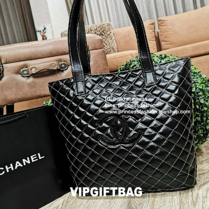 Chanel GWP Tote Bag กระเป๋าสะพายทรง Tote VIP Gift With Purchase (GWP) Limited Edition พรีเมี่ยมกิ้ฟของแท้รุ่นใหม่ล่าสุดจาก Chanel Cosmetic Counter วัสดุหนังนิ่มเรียบลายตารางอยู่ทรงสวยด้านหน้ามีโลโก้แบรนด์ ขนาดกำลังดี เปิดปิดด้วยกระดุมแม่เหล็ก ภายในโล่งกว้