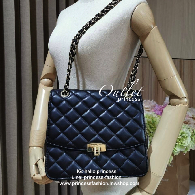 CHARLES & KIETH DETAIL CROSSBODY BAG กระเป๋าสะพายทรงเหลี่ยมดีไซน์สวยหรูคลาสสิควัสดุหนังนิ่มลายตารางอยู่ทรงสไตล์ Chanel เปิดปิดด้วยตัวล๊อคแบบพับอะไหล่ทองปั้มโลโก้ด้านหน้าสวยดูดี พร้อมสายสะพายโซ่ร้อยหนังสามารถสะพายไหล่หรือ Crossbody ก็ดูดี ภายในมีโลโก้และหน