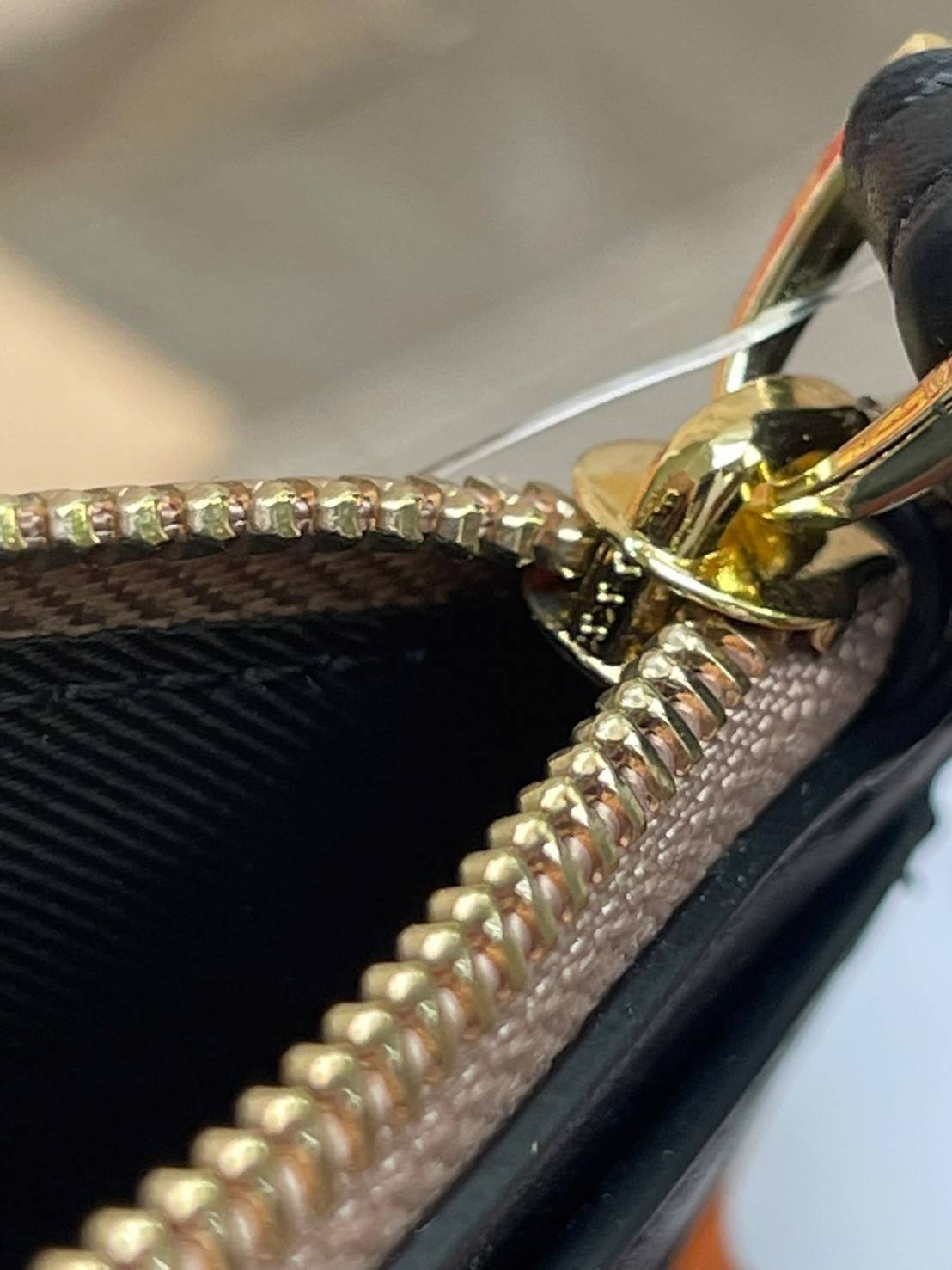 COACH Tech Phone Wallet In Colorblock Signature Canvas (COACH C2874) อีกหนึ่ง collection ของกระเป๋าสตางค์ที่ดีไซน์ทันสมัยให้ใช้งานได้แบบครบครัน เป็นกระเป๋าสตางค์ ที่มีช่องสำหรับใส่โทรศัพท์มือถือ ธนบัตร เหรียญ และบัตรต่าง ๆ ใช้งานแบบ2ด้าน เพิ่มความสะดวกสบา