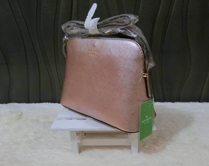 KATE SPADE CEDAR STREET MANDY แบรนด์ดังจากอเมริกาสุดฮิต กระเป๋าขนาดน่ารัก สะพายข้าง หนัง saffiano ภายในลายสวยเก๋สีทองเรียบหรู ทรงแข็งอยู่ทรง MUST HAVE!!