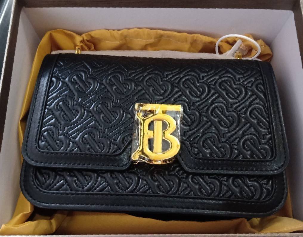 พรีเมี่ยมกิ๊ฟแท้ 100% 】BURBERRY FRAGRANCES LEATHER CROSSBODY BAG VIP GIFT WITH PURCHASE (GWP) กระเป๋าสะพายพรีเมี่ยมกิ๊ฟรุ่นใหม่ล่าสุด Limited จาก BURBERRY Perfume DutyFree หนังขึ้นลายแบรนด์โมโนเเกรมคอลเลคชั่นใหม่ทรงเหลี่ยมสวยหรูสุดๆ