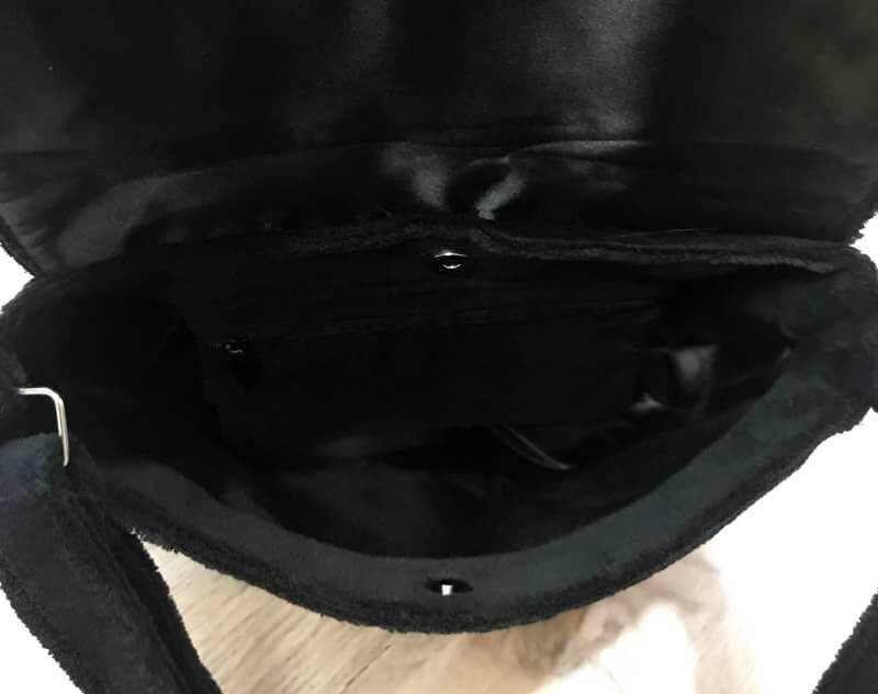 Chanel Beaute Crossbody Bag กระเป๋าสะพาย VIP. GIFT ของแท้ จาก Chanel Cosmetic วัสดุขนวูฟสีดำหนานุ่ม ตัดโลโก้แบรนด์หนังแก้วอสวยโดดเด่น น้ำหนักเบา เปิดปิดด้วยฝาปิดกระดุมแม่เหล็ก ใบใหญ่กำลังดี ใส่ iPad, กระเป๋าสตางค์ใบยาว, และของจุกจิกได้เยอะ มาพร้อมสายยาวเล