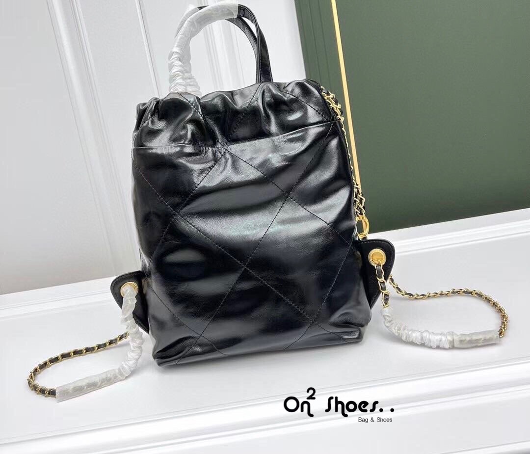 Chanel 22 backpack (small) กระเป๋าสะพายหลัง หนังเคลือบเงาและโลหะสีทองต่อยอดจากรุ่น ss22 ที่ ฮอตข้ามปีเพิ่มขนาดและหูถือยิ่งดูดีไปมากค่ะ