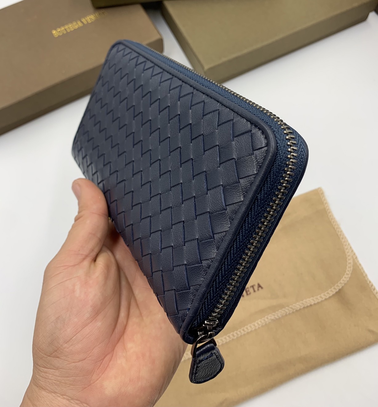 หนังแท้ BOTTEGA VENETA LONG WALLET ZIP AROUND / BV Wallet / BV Long Wallet พร้อมส่งที่ไทย กระเป๋าสตางค์ใบยาวซิปรอบ งานหนังแท้ทั้งใบ รุ่นตามหา เป็นรุ่นยอดนิยม ใช้ได้ทั้งหญิงชาย คลาสสิกหยิบมาใช้งานได้บ่อยที่สุด ใช้ทนทานได้นานภาพสินค้าถ่ายจากงานขายจริง ใช้งา