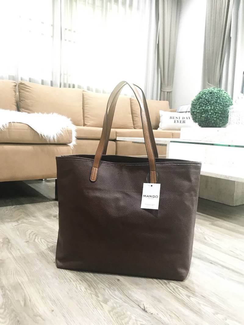MANGO LARGE SHOPPING BAG กระเป๋าสะพายใบใหญ่น้ำหนักเบาวัสดุหนังแกะสังเคราะห์ขึ้นลายสวยน่าใช้โดดเด่นที่สามารถปรับใช้ได้2ทรงไม่จำเจอเปิด-ปิดด้วยแถบคาดกระดุม ภายในกว้างและจุสุดๆ สามารถใส่เอกสาร A4 หนังสือ ipad เสื้อผ้า รองเท้าได้ ภายในมีช่องซิปและโลโก้หนัง หู