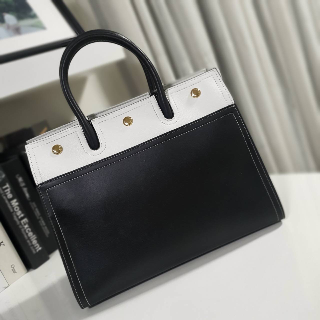 Burberry Small Leather Two-handle Title Bag In Black BURBERRY FRAGRANCES CROSSBODY BAG VIP GIFT WITH PURCHASE (GWP) พรีเมี่ยมกิ๊ฟ Limited Edition จาก BURBERRY PERFUME วัสดุ Geniune Leather ทรงเหลี่ยม TwoTone ดีไซน์สวยอยู่ทรง ด้านหน้ามีช่องใส่ของ ภายในโล่ง