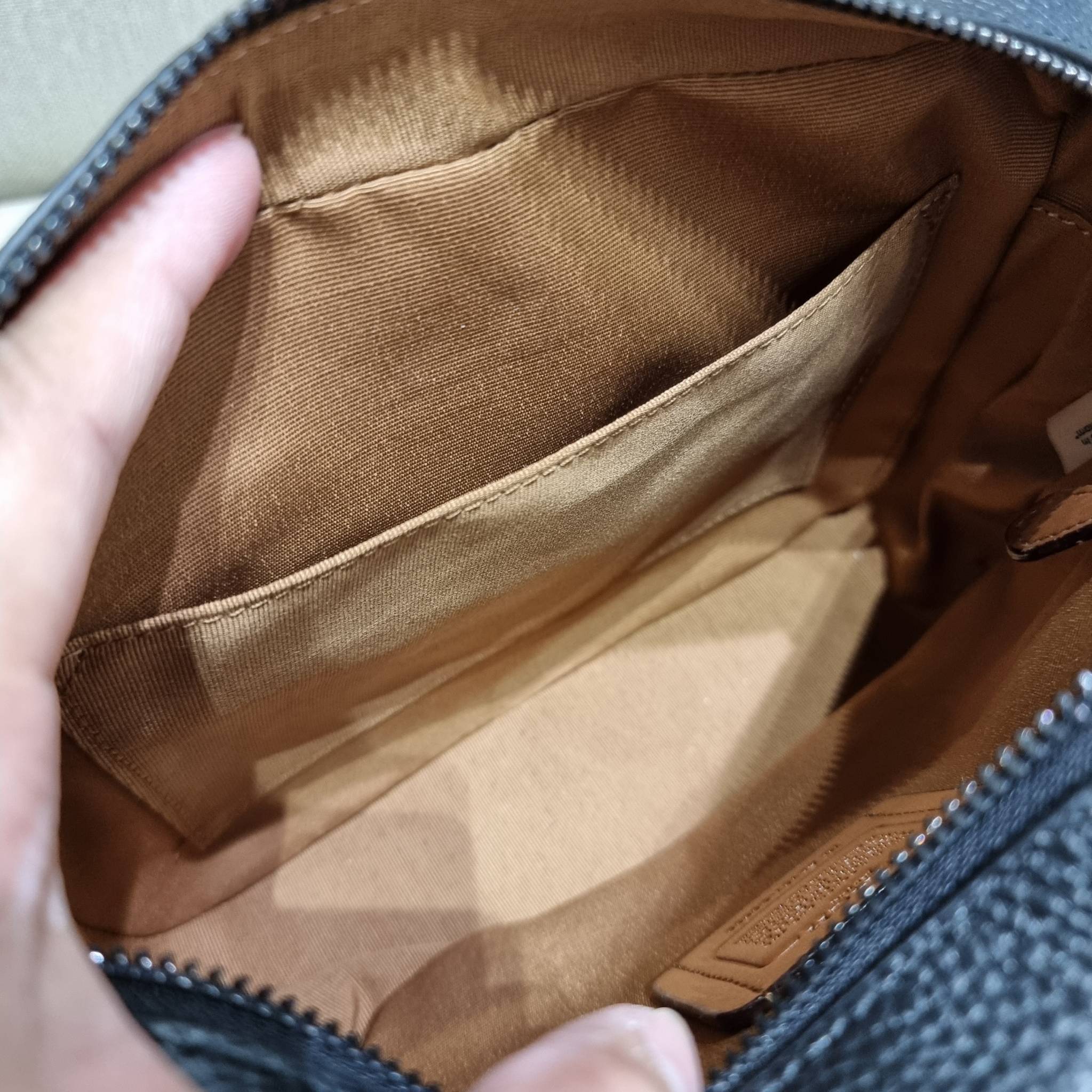 COACH C6080 HUDSON CROSSBODY IN BLOCKED SIGNATURE CANVAS ยกความคูลมาให้หนุ่มๆถึงที่!! ไอเท็มเด็ดหายาก กระเป๋าสะพายข้างดีไซน์ตัดสี เท่ไม่ซ้ำ วัสดุหนังแคนวาสสลับหนัง pepble ทนทาน ใช้งานง่าย ด้วยฝาปิดแบบกระดุมแม่เหล็กด้านหน้า และซิปที่ช่องหลัก ใช้ของได้เลยแบ