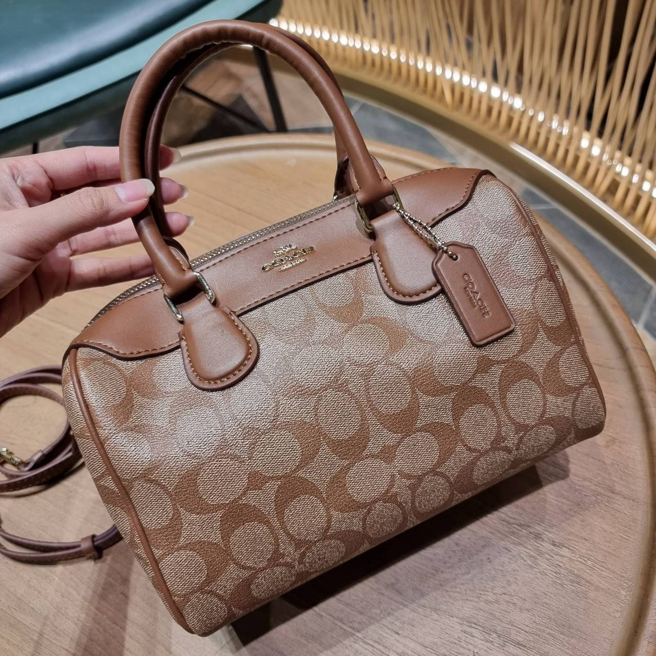 COACH F32203 MINI BENNETT SATCHEL IN SIGNATURE CANVAS กลับมาอีกครั้ง!! กับกระเป๋าทรงหมอนยอดฮิต 🥳 มีกี่สีก็ขายหมด วัสดุหนังแคนวาสเคลือบลาย ทรงสวยใช้งานได้ทุกโอกาส ภายในโล่งกว้างใส่ของได้เยอะ มีหูจับในตัว และสายสะพาย crossbody ปรับได้ตามตัว ใบนี้ไม่