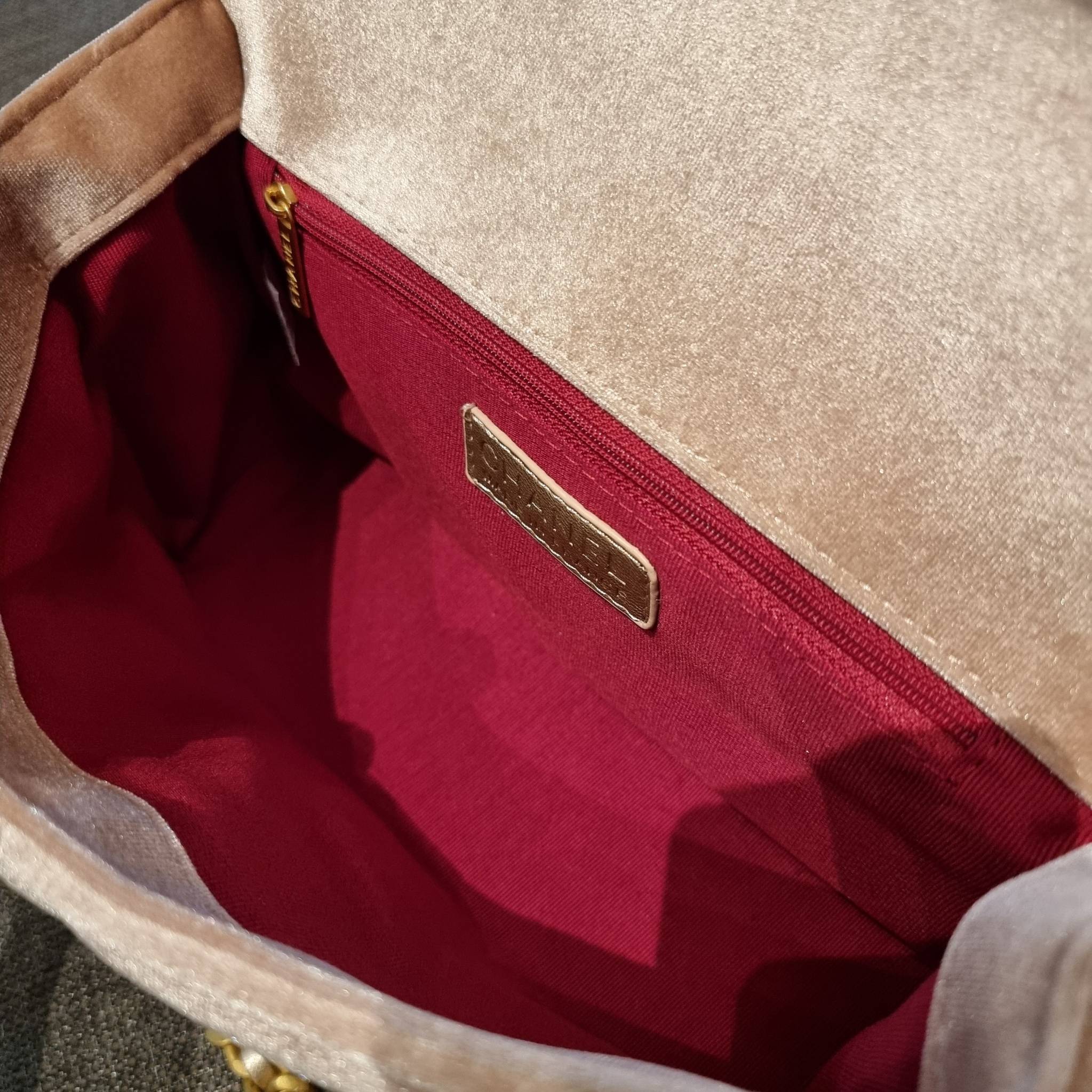 ไม่มองไม่เหลียวไม่ได้แล้ว!! ความหรูที่โดดเด่นจากผ้ากำมะหยี่ สร้างดีเทลผู้ดี ลูกคุณมากๆ Chanel vip boutique กระเป๋าสะพายจาก duty free ในราคาสุดประหยัด!! ดีไซน์เลิศ ตกแต่งด้วยโซ่ทูโทน ลงตัวแบบไม่มีที่ติ เปิด-ปิดด้วยตัวบิดล็อค ภายในโล่งกว้าง ใส่กระเป๋าสตางค์