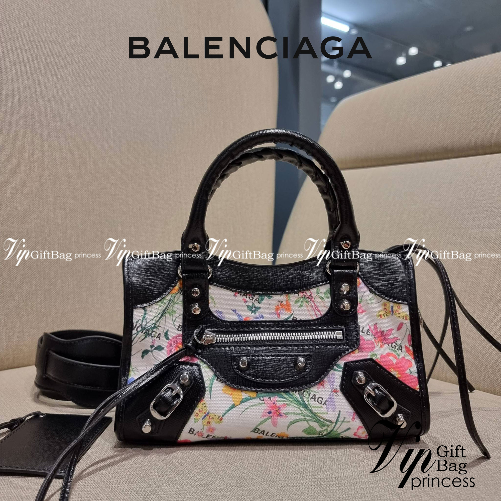 ไซส์ใหม่ กับรุ่นคอลแลบอีกหนึ่ง ที่ฮอตติดลมไม่เลิก!! Gucci×Balenciaga neo floral small bag กระเป๋าถือ/สะพายข้างที่โดดเด่นในสไตล์ที่ไม่ซ้ำ ไม่เกร่อ ดีไซน์มีกิมมิคและลูกเล่นแพรวพราว ทั้งหนังรูดซิป ทั้งหูจับ ทั้งความตกแต่ง มีดีเทลอัพราคาไปหมด วัสดุผ้าแคนวาสตั