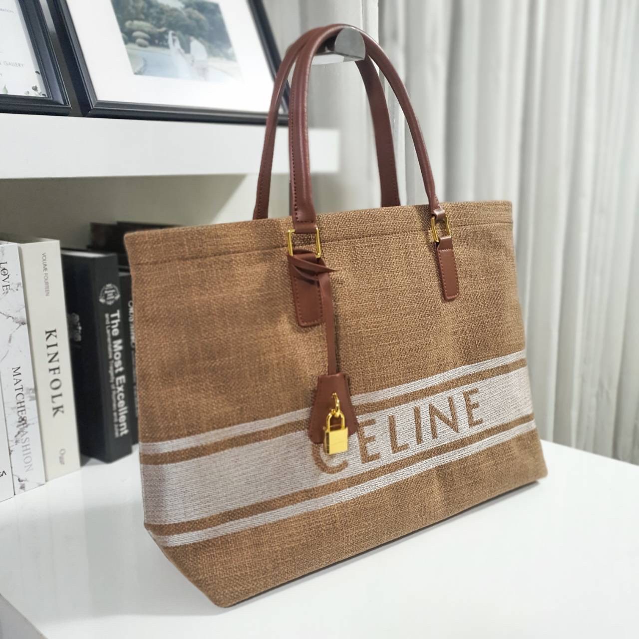 พร้อมส่งที่ไทยกับ CELINE TOTE BAG VIP GIFT WITH PURCHASE (GWP) พรีเมี่ยมกิ๊ฟ Limited Edition จาก PERFUME DUTYFREE COUNTER กระเป๋าสะพายทรง TOTE สุดชิค วัสดุผ้าแคนวาสเต็มใบสกรีนโลโก้แบรนด์ด้านหน้า ด้านในมีข่องใส่ของโล่งกว้าง ใส่ Notebooks ได้ พร้อมช่องซิปอี