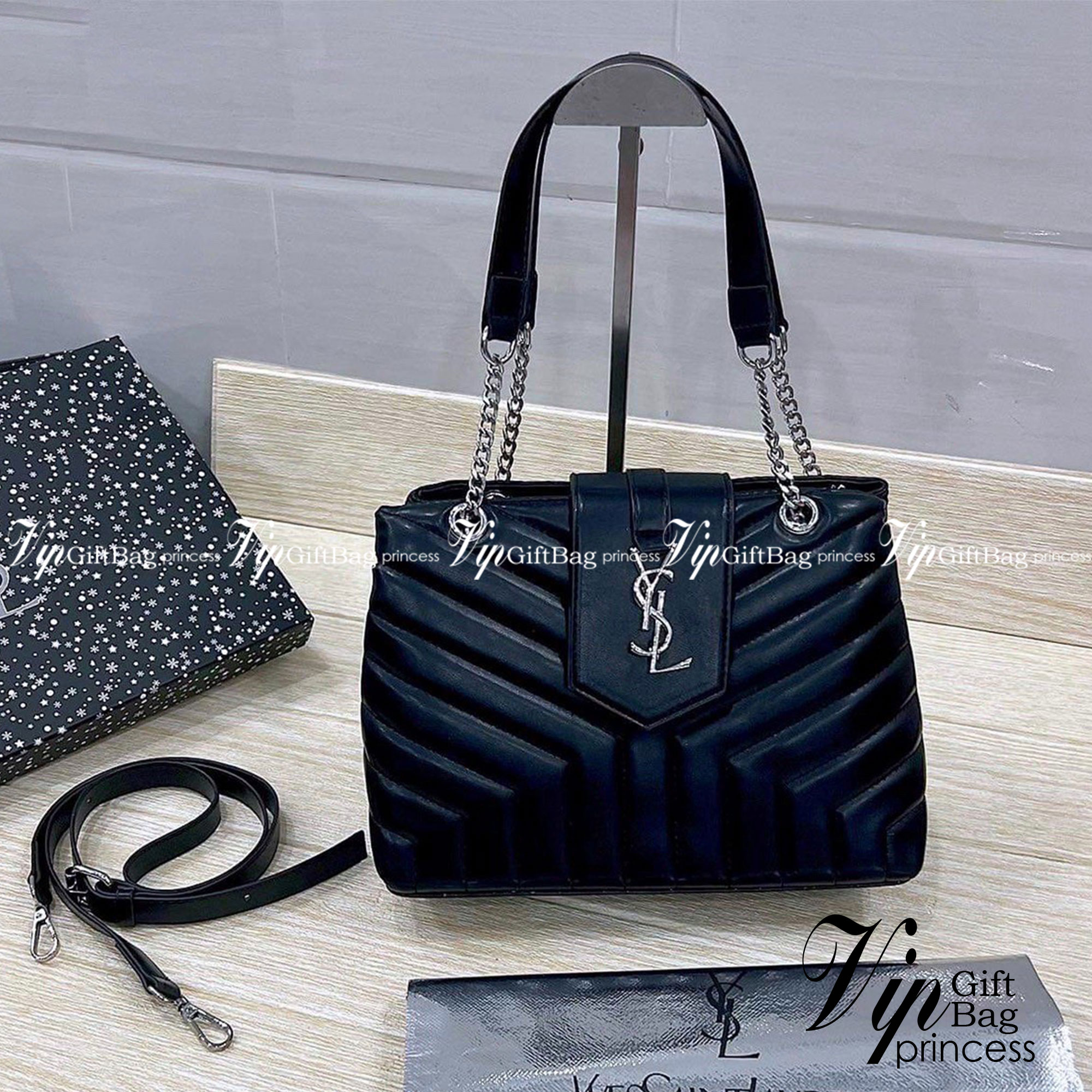 SAINT LAURENT YSL Loulou small quilted leather shoulder bag รุ่นยอดนิยม หายากที่สาวๆตามหา ใบนี้เลย!! สวยหรู ผู้ดี กระเป๋าสะพายไหล่ ดีไซน์อยู่ทรง สะพายได้ 2 แบบ สายหนังสลับโซ่ในตัว และสายยาวถอดได้ สวยคลาสสิคแฝงความหรูด้วยโลโก้สีทองอร่าม และสีเงินโดดเด่น สา