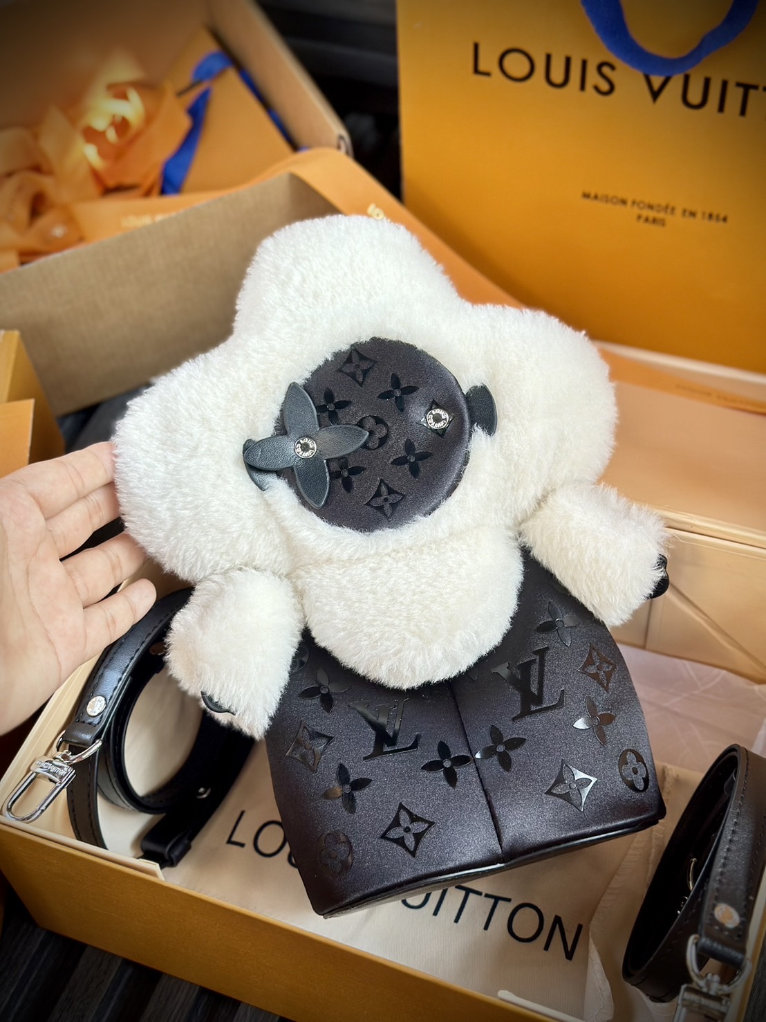 สลับแท้ LV Vivienne Backpack กระเป๋าเป้ คอลเลกชัน Ski Snow แต่งขอบขนเฟอสุดพิเศษ ดีไซน์น่ารักน่าใช้ งานผ้าไนลอนรุ่นใหม่ของแบรนด์ พิมพ์ลายโมโนแกรมด้วยซิลค์สกรีน