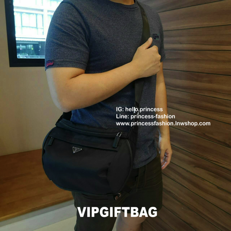 PRADA VIP GIFT NYLON CROSSBODY BAG สำหรับท่านผู้ชาย กับกระเป๋าสะพายข้าง ทรงสวย ใบใหญ่ วัสดุผ้า nylon คุณภาพดี กันน้ำ100% มาพร้อมป้ายโลโก้แบรนด์โลหะ ตอบโจทย์ทุกไลฟ์สไตล์ ตัวกระเป๋าอะไหล่เงินมีช่องซิปด้านนอก2ช่อง ด้านในมีช่องซิป และช่องใส่ของหลายช่องใส่ของไ