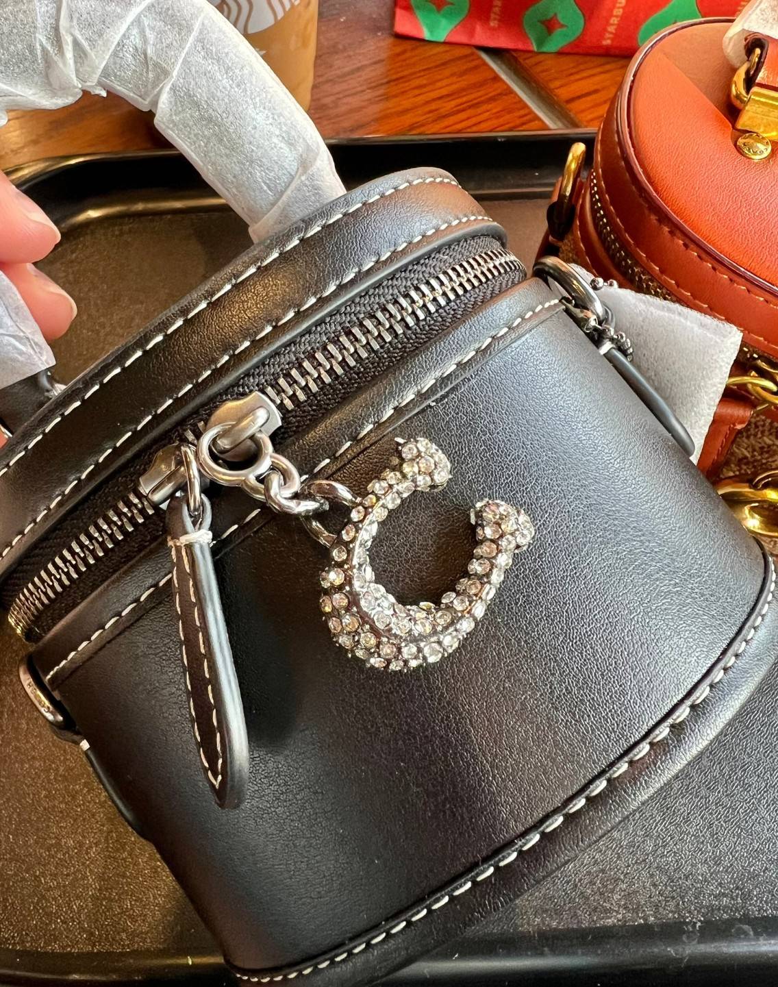 COACH TRAIL CROSSBODY 12 IN SIGNATURE CANVAS CE768 // CE769 มอบเป็นของขวัญปีนี้ รุ่นนี้ต้องเข้าแล้วล่ะคะ พร้อมส่งที่ไทยจำนวนจำกัด! ได้ล๊อตเปิดตัวราคาดีสุดมาค่ะ🎁มอบทันใช้ในช่วงเทศกาลปีใหม่นี้กันค่าา สวยไร้ที่ติ ✔️กระเป๋าใส่ของจำเป็นจุกจิก หน