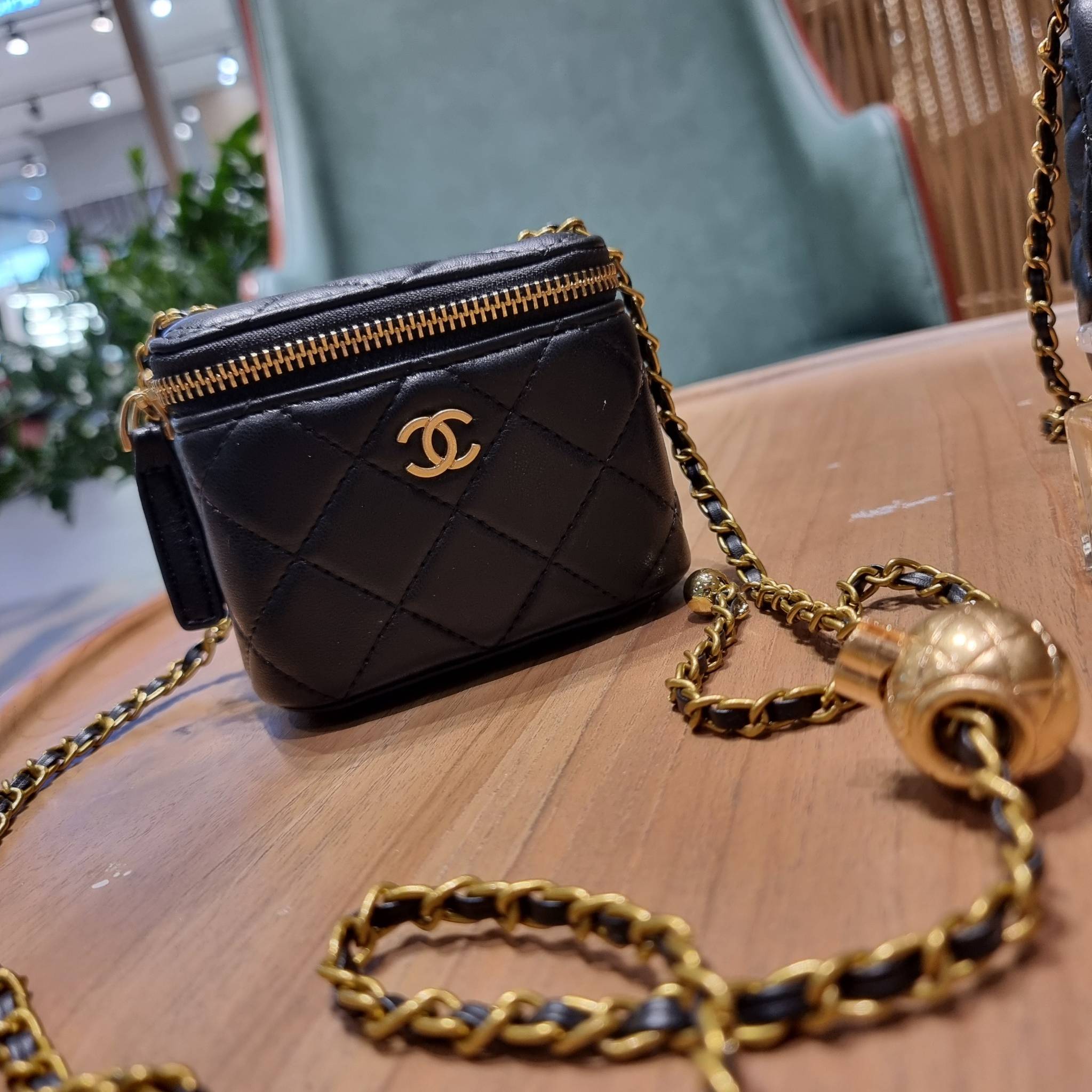 VIP 🥂 เซ็ทคือที่สุดของความคุ้ม CHANEL GIFT BOX SET สุดหรูชวนให้สะสม สุดยอดไอเท็มหายากพร้อมเสิร์ฟครบชุด สุดคุ้ม มาพร้อมกระเป๋าสะพายถึง 2 ใบ สุดหรูลิมิเต็ด จับคู่รุ่นยอดฮิต และที่พิเศษยังมีน้ำหอมตัวท็อปมาให้อีก chanel no.5 ที่แสนจะเย้ายวน ในขนาด 7.5