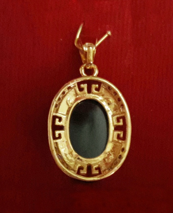 สินค้าจองค่ะ จี้พลอยมณีใต้น้ำ(เพชรพญานาค)สีดำแบบกลางเลี่ยมกรอบประดับเพชร(ทุกราศี)เสริมโชคเสริมดวงค่ะ