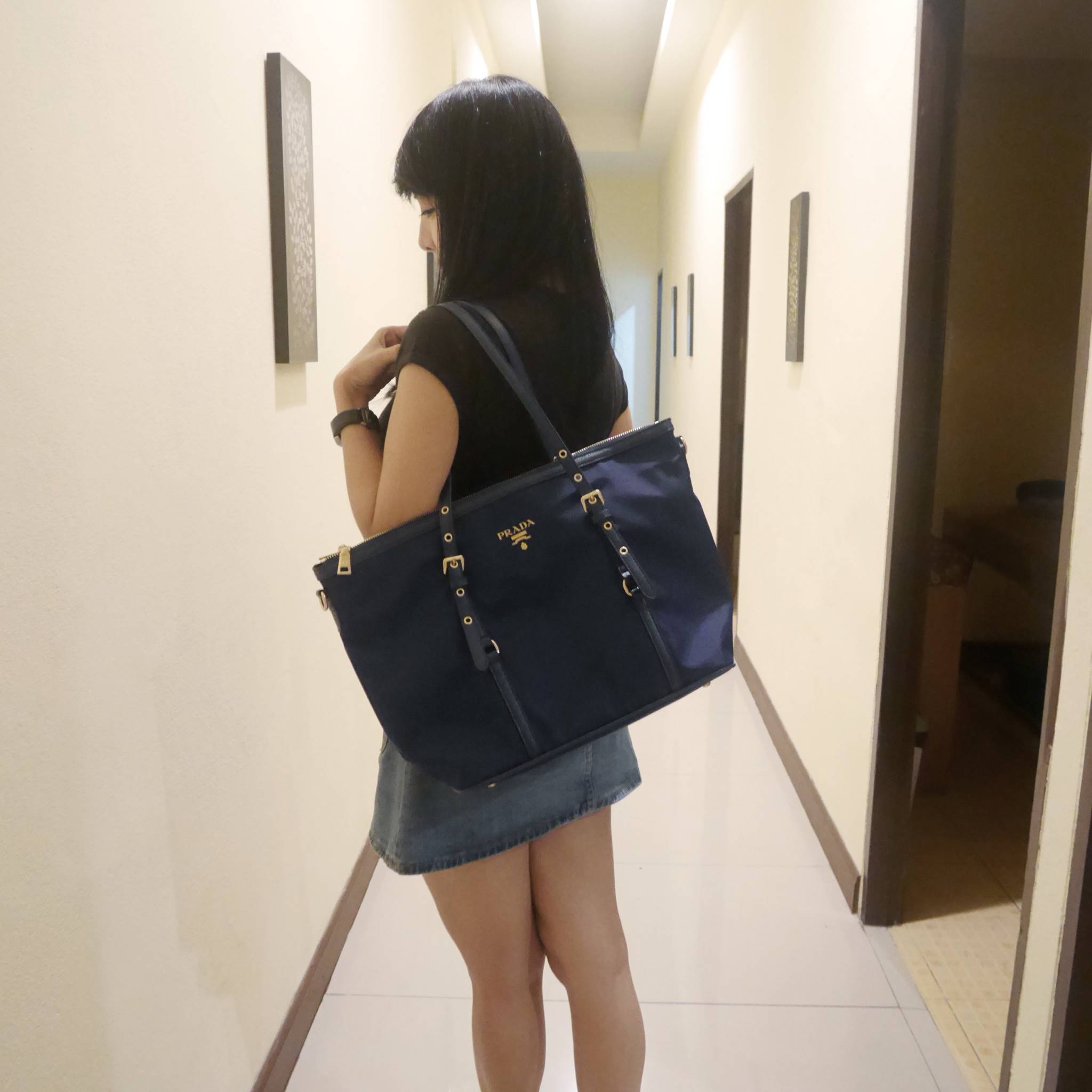 กรี้ดดด งานใบใหญ่ **ใส่ของจุใจ ก้มาน้าาา งานพรีเมี่ยมกิ้ฟ จากเคาเตอร์ต่างประเทศคะ จากแบรนด์ PRADA เป็น กระเป๋าผ้าไนล่อน ตามแบบฉบับของแบรนด์เลย หลงรักเลยคะ สะพายไหล่ได้ ถือก็สวยๆ ใช้แล้วสวยมากๆ ใส่ของได้เยอะเว่อร์ คุ้มราคา ห้ามพลาดเลยคะ!