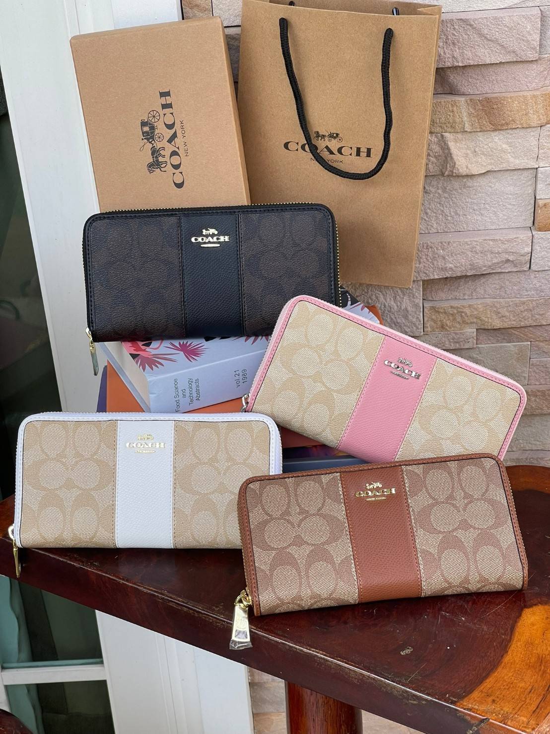 COACH F54630 ACCORDION ZIP WALLET IN SIGNATURE เป็นกระเป๋าสตางค์ที่เหมาะกับการใช้งาน นอกจากเพิ่มความมั่นใจแล้ว ยังทำให้ชีวิตของเราง่ายขึ้นอีกด้วย โดยการเปิดปิดแบบซิปรอบ สามารถใส่ธนบัตร เหรียญ บัตรต่างๆได้หลายใบเลยทีเดียว ขนาดของกระเป๋าสามารถถือแทนกระเป๋าค