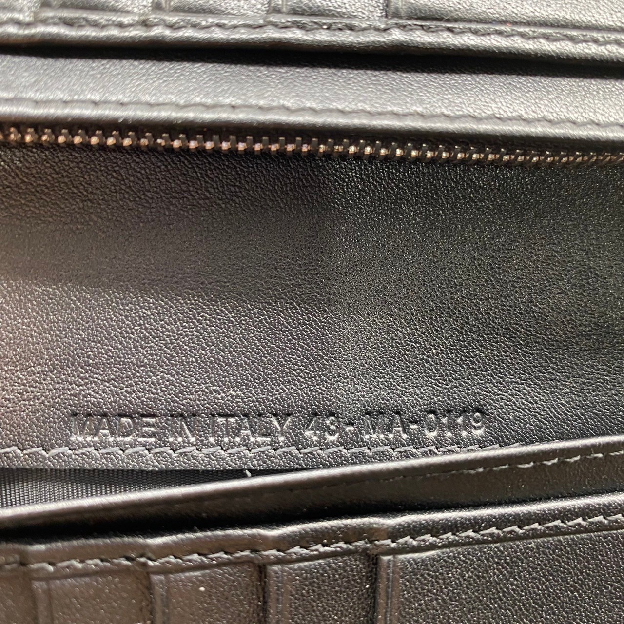 หนังแท้ DIOR LONG WALLET MONOGRAM / DIOR WALLET กระเป๋าสตางค์ใบยาว เอกลักษณ์ของความหรู วัสดุหนังแท้และผ้า Jacquard อย่างดีสวยงามที่สุด ผสมผสานความสง่างามและคลาสสิกที่เข้ากับยุคสมัย ด้านหน้าโดดเด่นด้วยซิกเนเจอร์แบรนด์ เป็นอีกหนึ่งรุ่นที่ดาราเชเลปใช้กันเยอะ