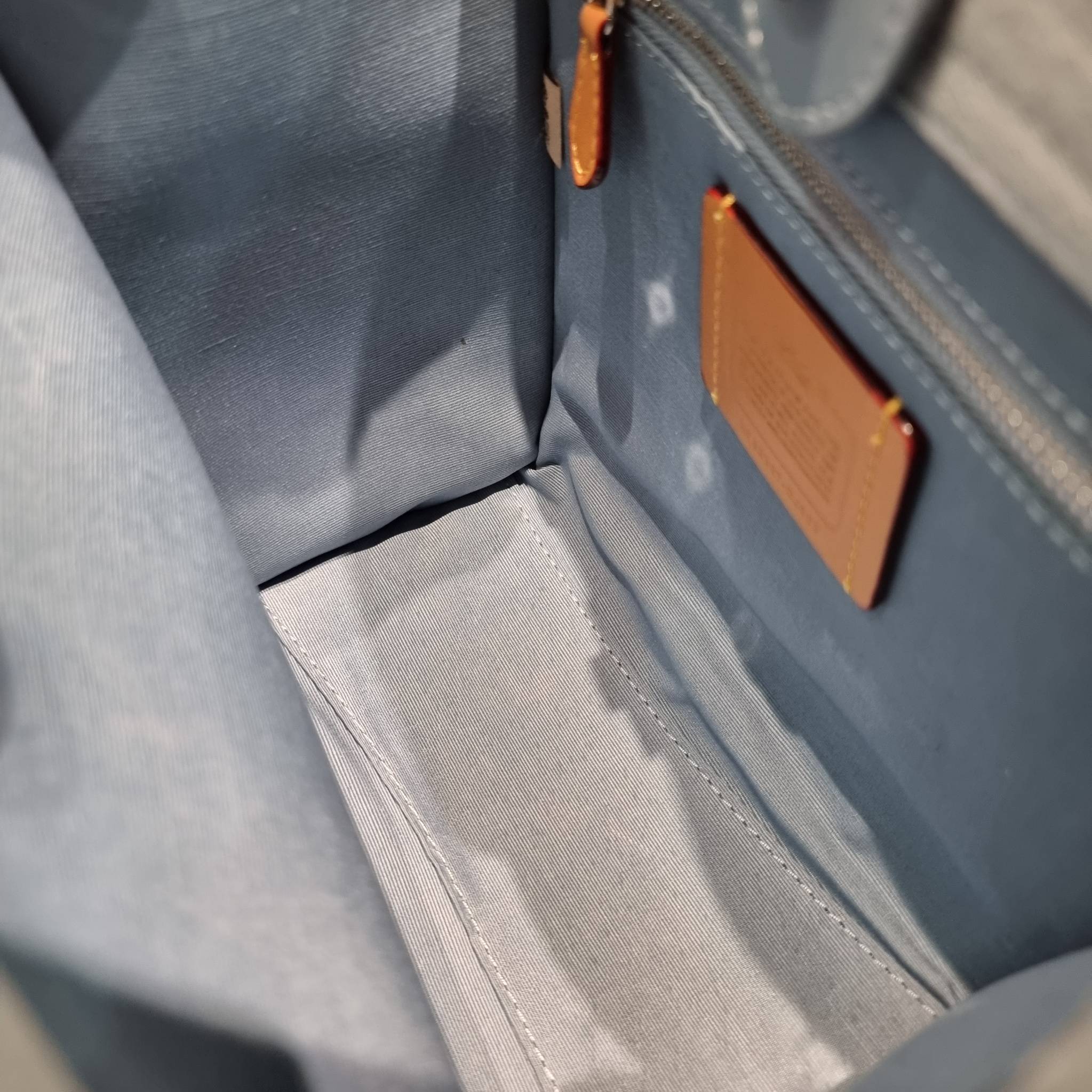 COACH FIELD TOTE 22 IN SIGNATURE DENIM / CJ853 คอลเลคชั่นใหม่ พร้อมสีใหม่ยังไม่เข้าไทย ให้ทุกคนได้มีสวยก่อนใครไปเลย!! กับกระเป๋าทรงโท้ท ไซส์กำลังสวย ดีเทลปั๊มผิวเต็มใบ ดูดี มี texture บวกกับสายสะพายสปอร์ตสีตัดกับกระเป๋า