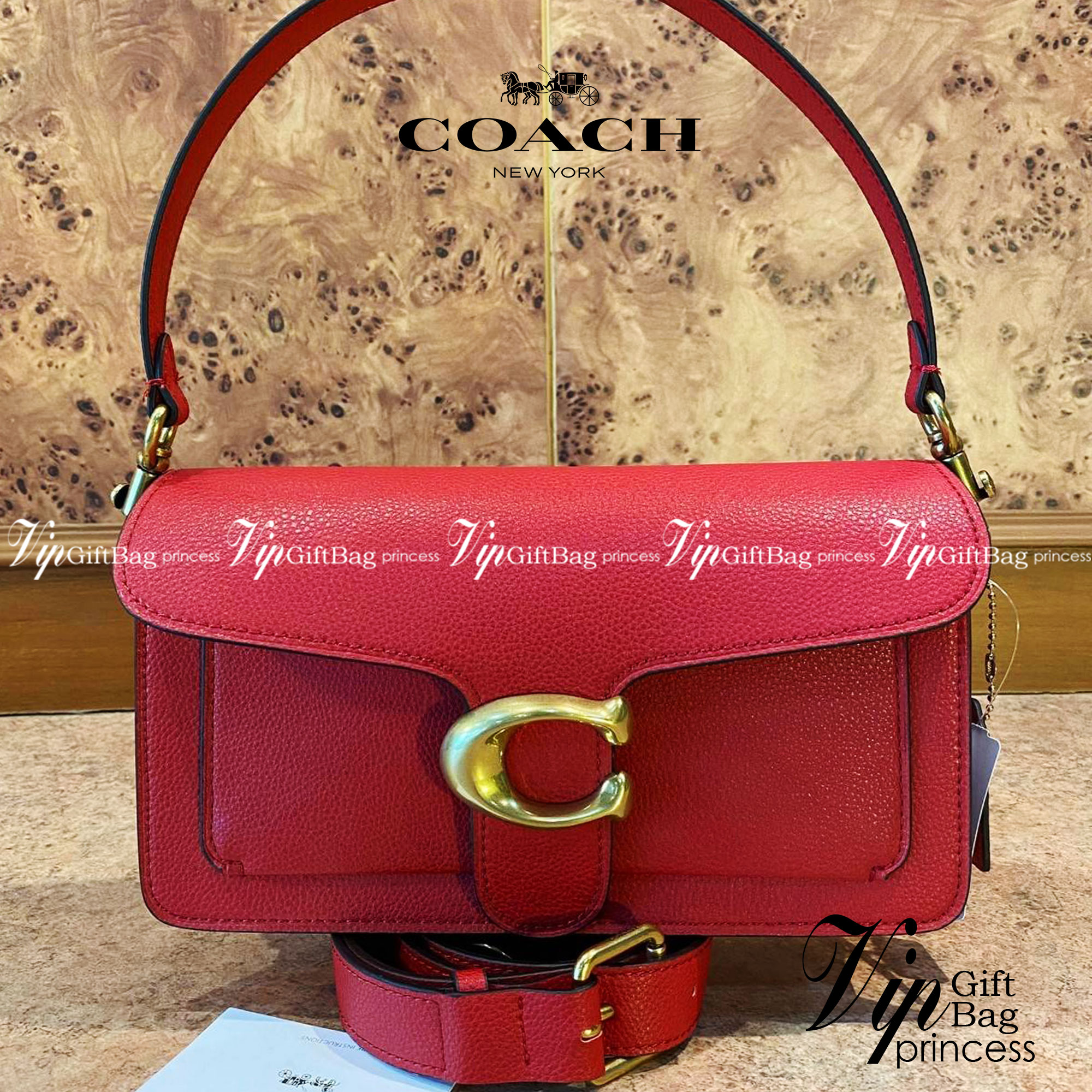 COACH TABBY SHOULDER BAG 26 ((73995)) พัฒนามากจากกระเป๋า Coach รุ่นดังยุค 1970 ทำจากผ้า Canvas เคลือบลายซิกเนเจอร์ หนังลายกรวดและหนังกลับ ด้วยวัสดุคลาสสิค มากับสายที่ถอดได้ถึง 2 สาย ไม่ว่าจะเป็นสายหิ้วหรือสายสะพาย หนังลายกรวดและหนังลูกวัวแบบเนื้อละเอียด แ