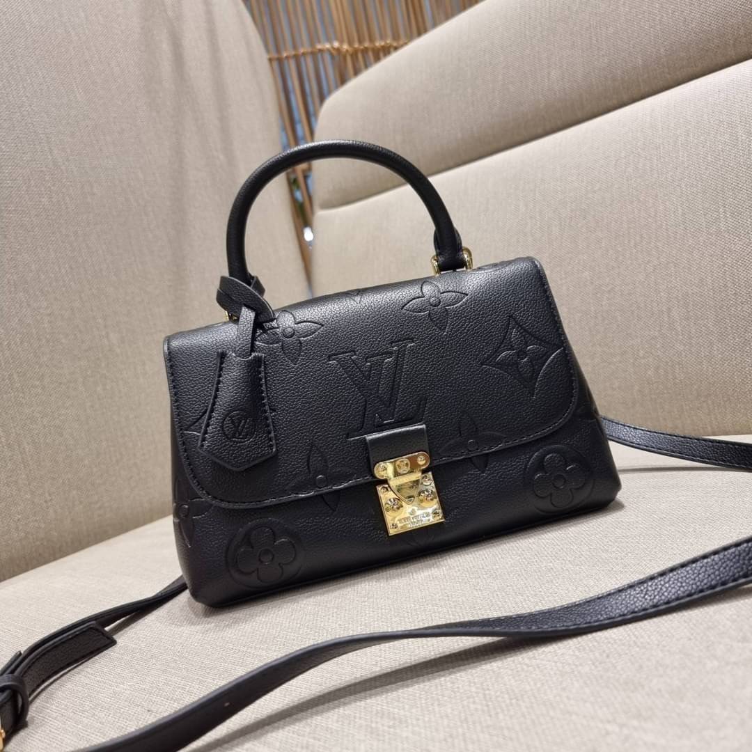 VIP 🥂 LV MADELEINE BAG ใหม่ล่าสุด อีกหนึ่งรุ่นคลาสสิคหายาก ที่สาวๆรอคอย กระเป๋าถือ/สะพายข้าง ดีไซน์เรียบง่าย แต่เต็มไปด้วยดีเทลความหรู วัสดุหนังวัวปั๊มลายเอกลักษณ์ เปิด‐ปิดด้วยอะไหล่กดล็อคสีทองหรู และมีพวงหนังห้อยพิเศษแถมมาให้ด้วย ภายในแบ่งสัดส่วน