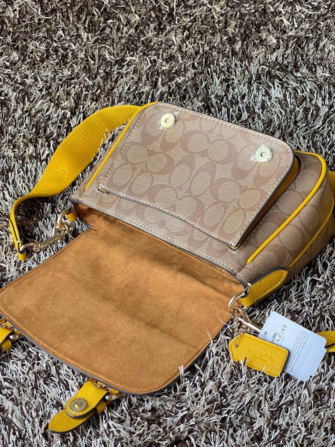 COACH Lucy Crossbody กระเป๋าใบนี้ขนาดกะทัดรัดกำลังดี เพียงพอสำหรับใส่ของจำเป็นที่ต้องการพกติดตัว ที่สำคัญใช้งานง่ายสามารถหยิบของได้สะดวกรวดเร็ว วัสดุผ้าใบเคลือบซิกเนเจอร์และหนังกรวดละเอียด ด้านในมีซิปและกระเป๋าอเนกประสงค์ ปิดสแน็ปอิน กระเป๋าแบบเปิดด้านนอก