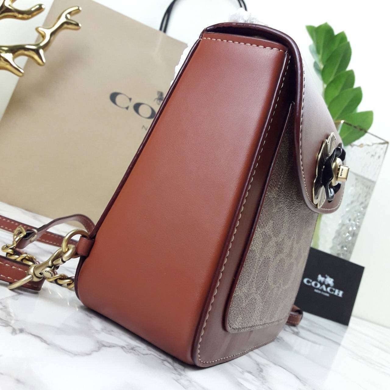 OUTLET 】COACH MADISON CONVERTIBLE BACKPACK 18 IN SIGNATURE CANVAS (C0828) ใบเดียว เปลี่ยนลุคได้เยอะขนาดนี้ ต้องมีแล้ว 🍁ใบนี้ ปรับลุคได้ตามใจสั่งเลย >> เป็นเป้ได้ คล้องไหล่ได้ คลอสบอดี้ได้ หรือจะปรับสายสั้นเก็บด้านในกระเป๋า ถือแบบสวยๆ ดูดีแบบ