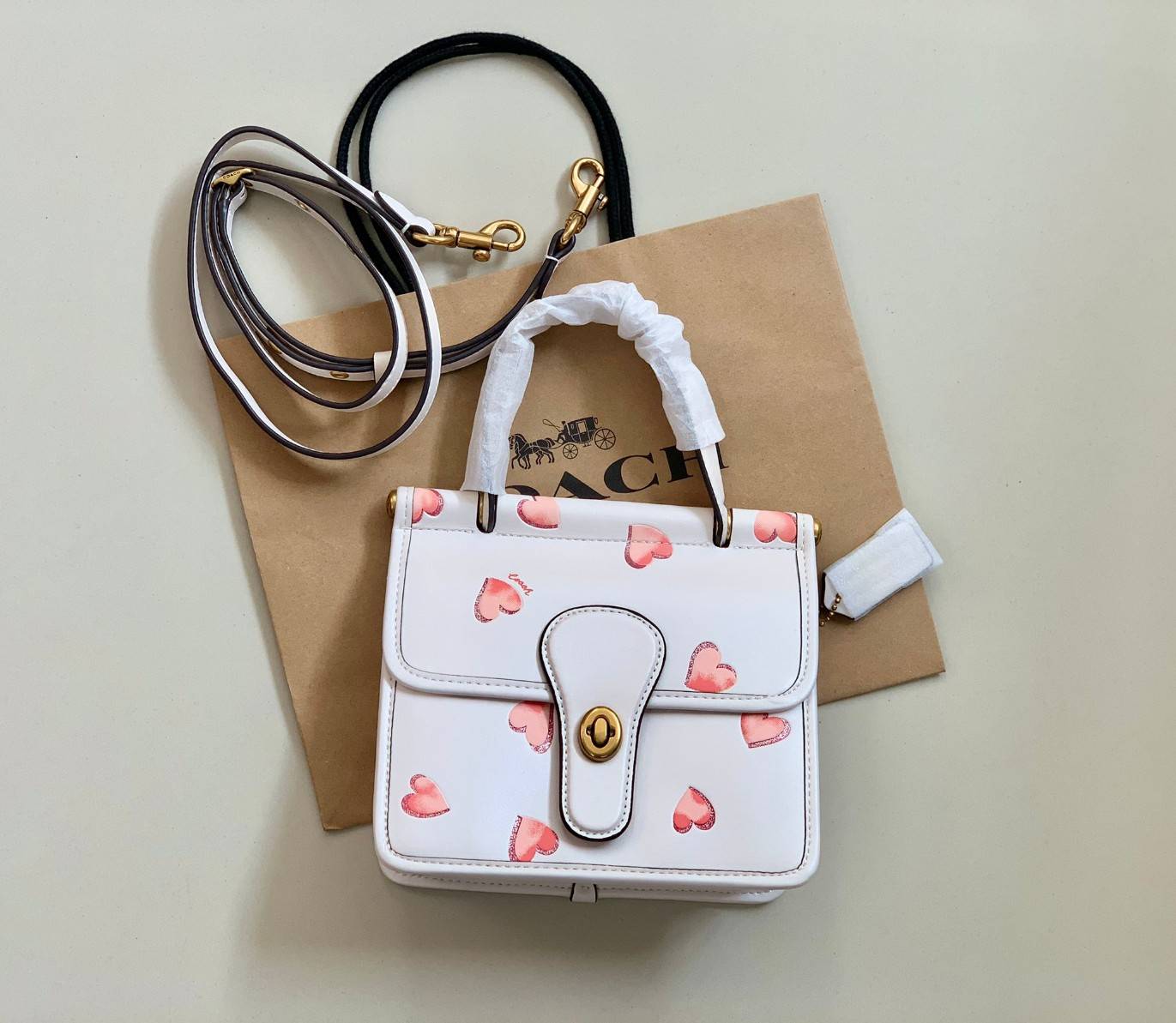 COACH LIMITED EDITION WILLIS TOP HANDLE 18 WITH HEART PRINT ((c3919)) พร้อมส่งที่ไทย ได้ไปหลงรักแน่นอนค่ะ! กระเป๋าหิ้วหรือสะพายข้าง หนังแท้นิ่มสวยงาม ❤️จุดเด่นคือตัวกระเป๋าปริ้นลายหัวใจทั้งใบ ดูหวานน่ารักมากๆค่ะ เปิดปิดกระเป๋าแบบหมุนล็อค ภายในมีช่อ