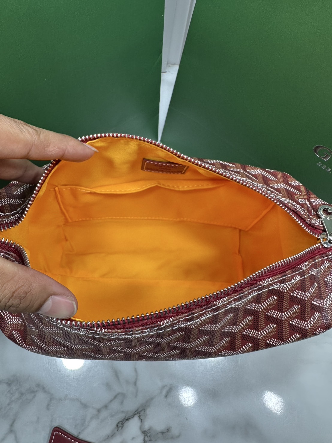 ORI หนังแท้ | Goyard Bowling 25 Toiletry Bag / Goyard Pouch กระเป๋าทรงพอช พร้อมสายถือจับถนัดมือใช้งานง่ายกะทัดรัด ตอบโจทย์ความเรียบง่ายแต่คลาสสิก ใช้ได้ทั้งชายหญิง หรูหรา ติดแกรมที่สุด เป็นรุ่นตามหา ที่ตอนนี้มีพร้อมส่งแล้วค่า