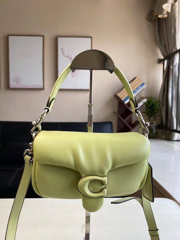 Coach Pillow Tabby Shoulder Bag 18 หนัง nappa หนานิ่ม นุ่มมากๆ รุ่นใหม่ล่าสุดค่ะ! พร้อมโลโก้รุ่นใหม่ด้วยเช่นกัน เพิ่มความหรู ดูดีเข้าไปอีกค่ะ เปิดปิดกระเป๋าแบบกระดุมแมาเหล็ก ภายในมีช่องใส่ของสองช่อง; สามารถใส่กระเป๋าเงินใบสั้นได้;พาสปอร์ตได้;มือถือได้ ค่ะ