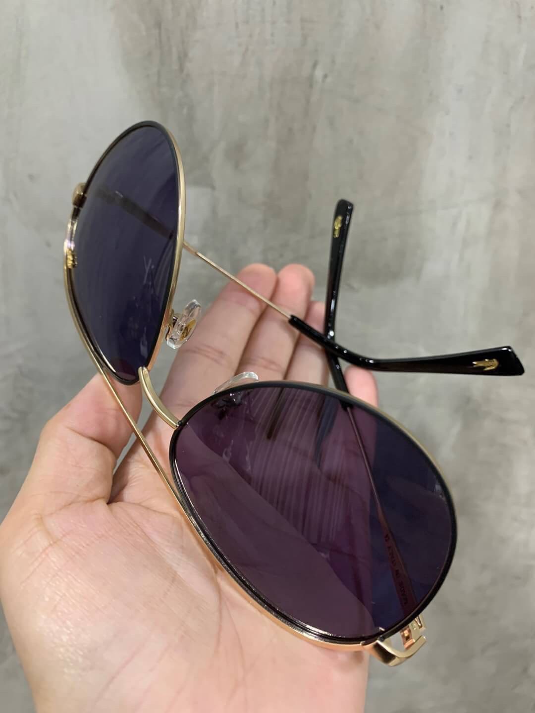 แว่นตา Lacoste Unisex Sunglasses แว่นตา Lacoste สไตล์ rayban ขนาดเลนส์กำลังดี หน้าเลนส์ติดโลโก้แบรนด์และปั๊มชื่อแบรนด์ ทรงคลาสสิคสีไม่มืดจนเกินไป ใช้ได้ทั้งชายและหญิงและชาย อุปกรณ์ฟูลเซ็ท มีทั้งกล่องแบรนด์สำหรับแว่น กล่องกระดาษ และถุงกระดาษแบรนด์ มอบเป็นข