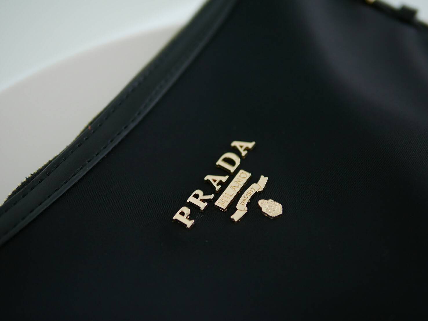 Prada Tessuto Saffiano Nylon and Leather Crossbody Messenger Bag กระเป๋าสะพาย ทรงสวย ดูโดดเด่น จากแบรนด์ Prada แท้ 100% ทำจากวัสดุผ้าไนล่อน เนื้อหนา คุณภาพดี อะไหล่ทอง สวยหรูดูแพง ซับในพิมพ์ลายแบรนด์สวยๆ ตามแบบฉบับแบรนด์ ใส่ IPad, เครื่องสำอางค์, กระเป๋าส