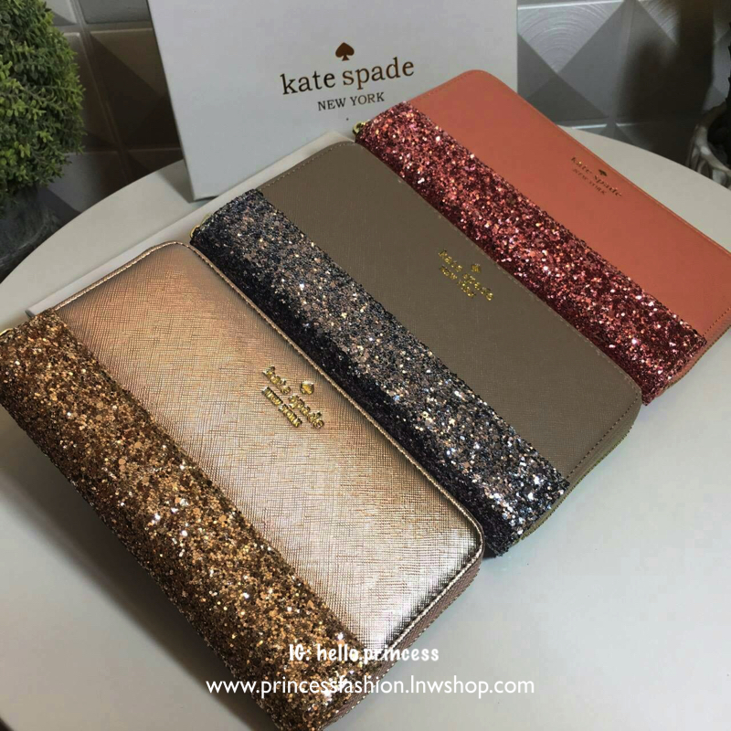 KATE SPADE LONG WALLET กระเป๋าสตางค์ใบยาวรุ่นใหม่ล่าสุดหนัง Saffiano สไตล์ PRADA สวยน่าใช้ตัวกระเป๋าตกแต่งด้วยกลิทเตอร์ ภายในมีช่องซิป1ช่อง และช่องใส่บัตรหลายช่อง ใส่เหรียญ บัตรได้เยอะ ตัวจริงสวยน่าใช้มากค่ะ
