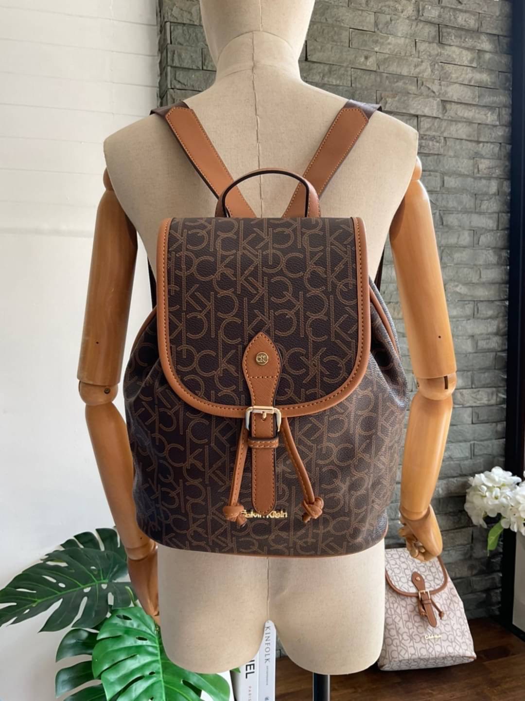 CALVIN KLEIN Monogram Backpack กระเป๋าสะพายเป้รุ่นใหม่ชนช้อป รุ่นยอดนิยม วัสดุ PVC คุณภาพดี หนังนิ่มสวย ฐานกระเป๋าแข็ง ตั้งอยู่ทรงรองรับน้ำหนักได้ดีมากๆ ตัวกระเป๋ามีน้ำหนักเบา ด้านหน้าประดับด้วยโลโก้แบรนด์ สายยาวดีไซน์เก๋ สะพายไม่เจ็บไหล่ เลื่อนปรับได้ฟรี