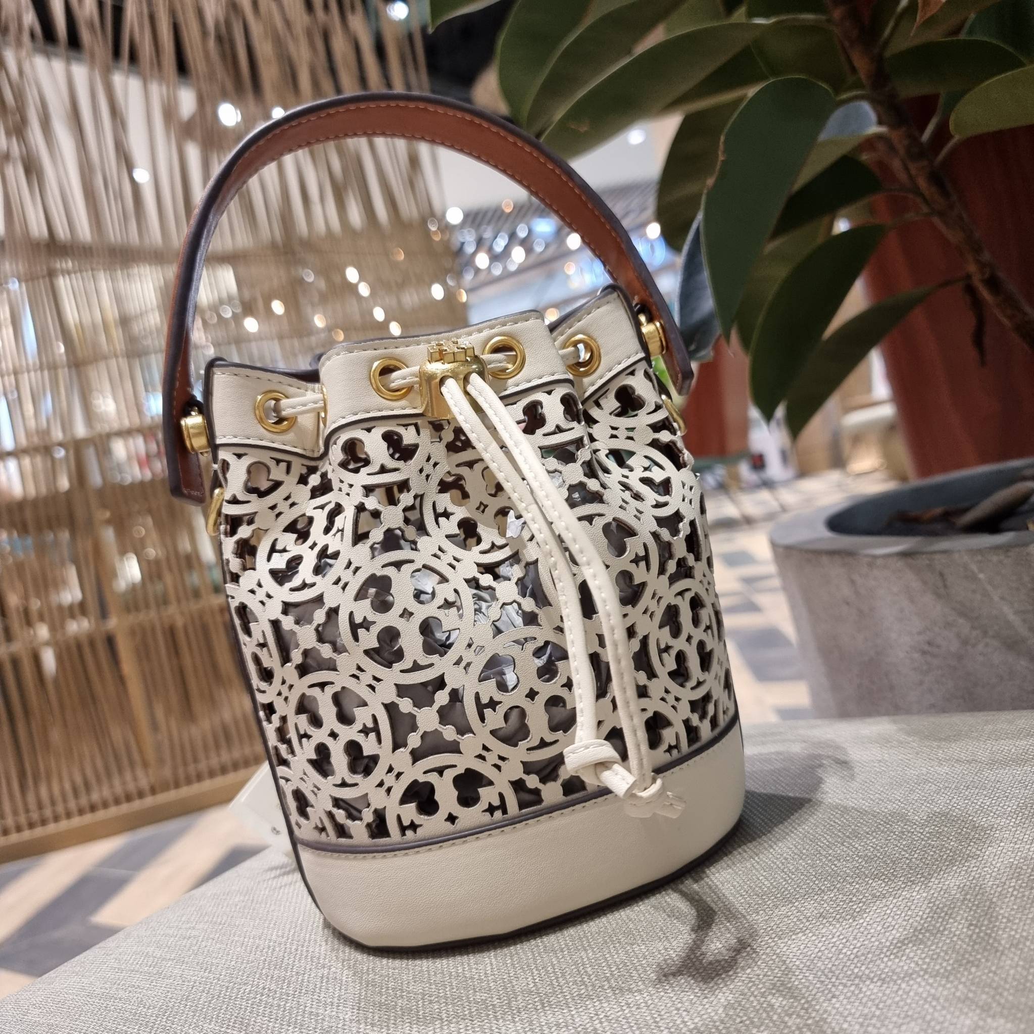 TORY BURCH T MONOGRAM LASER-CUT MINI BUCKET BAG ใจบางที่สุดกับคอลเลคชั่นนี้ กับกระเป๋าสะพายทรงบัคเก็ต ไซส์มินิ รุ่นชูโรงสุดฮิต ที่เพิ่มดีเทลความแพงด้วยการฉลุลวดลายโมโนแกรมรอบใบ ถักทอเป็นเส้นลายสานที่สวยงามมาก งานฝีมือจริงๆ วัสดุหนัง cowhide รูดเปิด-ปิดด้ว