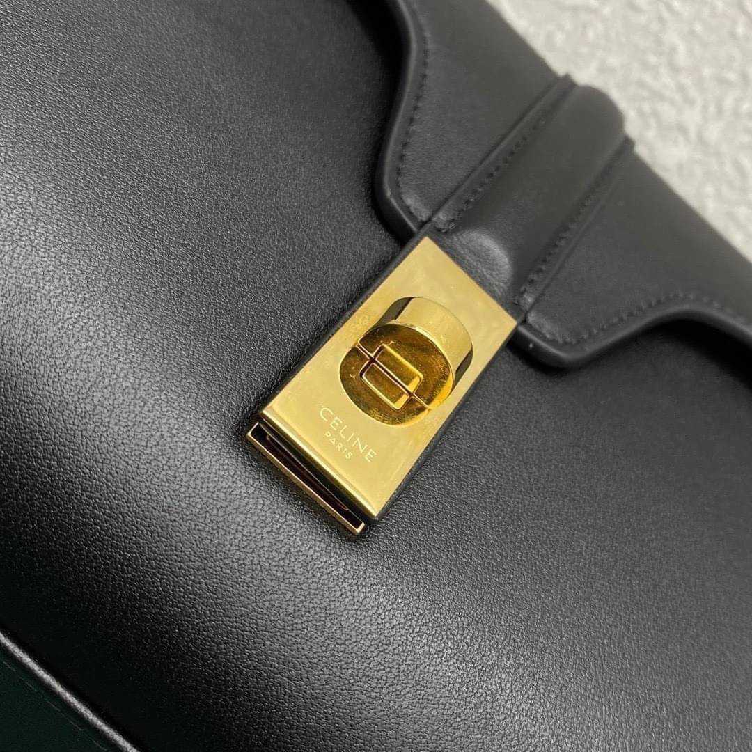 CELINE Teen Soft 16 In Smooth Calfskin / CELINE TRIOMPHE CROSSBODY BAG กระเป๋าสุดเรียบง่ายคงความสไตล์เซลีนเป็นอย่างดี ดีไซน์สวยหรูสุดคลาสสิคหนังเรียบสวยอยู่ทรงเปิดปิดด้วยฝาปิดล๊อคบิดโลโก้แบรนด์อะไหล่ทองวิ้งๆภายในมีช่องแบ่งเป็นสัดส่วนและมีช่องซิปหัวซิปแบรน