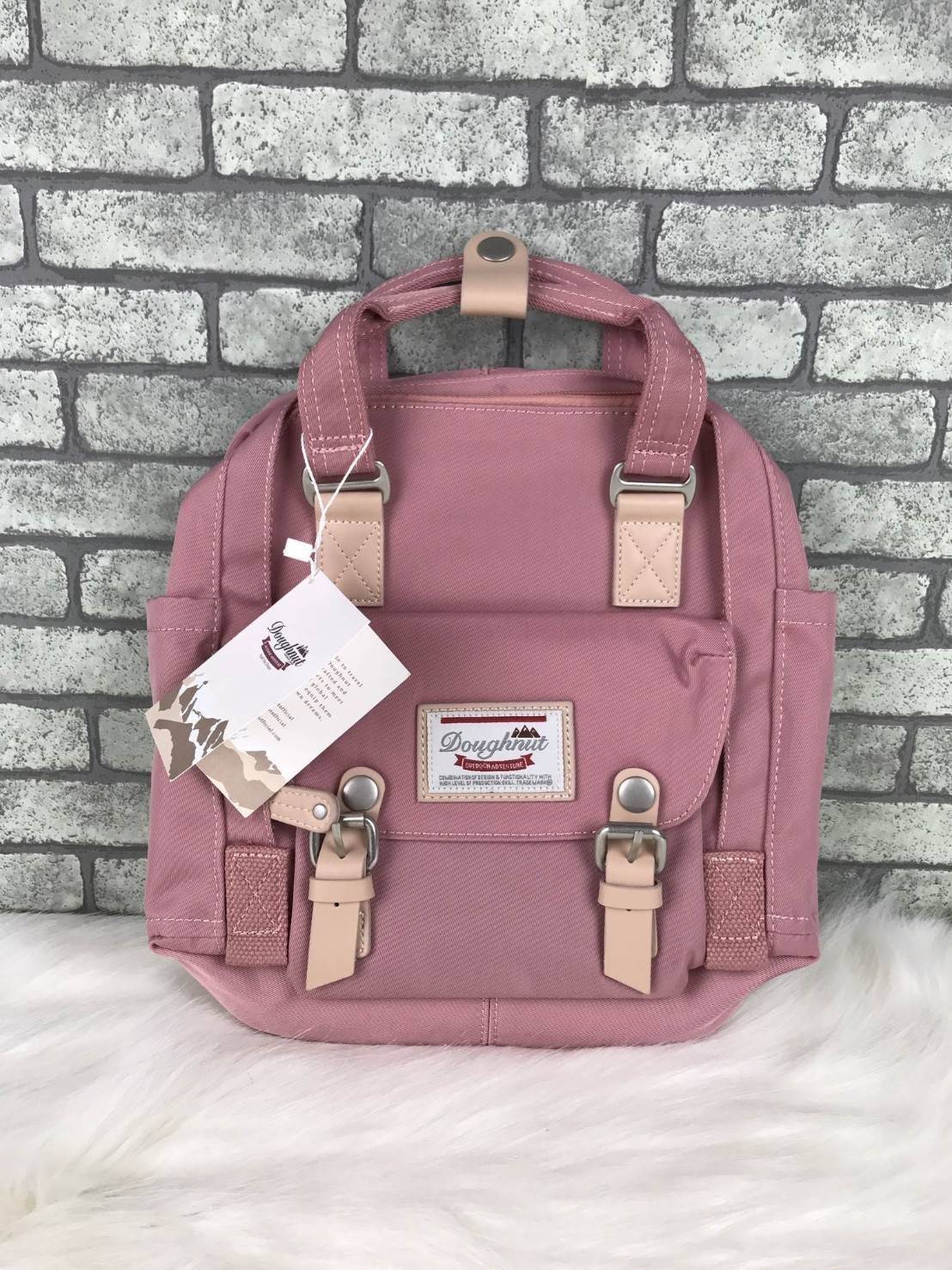 DOUGHNUT MACAROON MINI BACKPACK กระเป๋าเป้สีหวาน สามารถสะพายหลัง/ถือน่ารักๆ ได้เลยค่ะ วัสดุผ้าไนล่อน สามารถกันน้ำซึมได้ระดับนึง ด้านหน้ามีช่องเก็บของได้นะคะ เปิดปิดด้วยซิปบน ด้านข้างเก็บของได้จุกจิก ด้านในมีช่องใส่ของ ใส่ Ipad จุของคุ้มจริงๆค่า สายสะพายด้