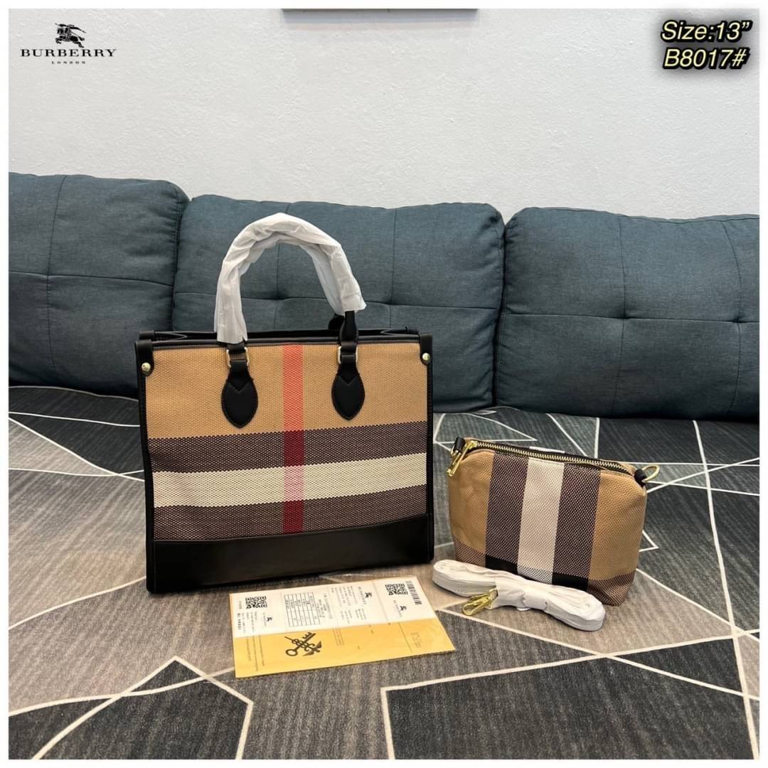 BURBERRY TOTE VINTAGE BAG / Burberry Crossbody Bag กระเป๋าสะพายทรงโท้ทลายวินเทจ สวยคลาสสิก จุของได้เยอะมาก มาพร้อมใบเล็ก รุ่น unisex ใช้ได้ทั้งชาย/หญิง โทนสีใช้งานง่าย หลายโอกาส วัสดุหนังและ Canvas อย่างดี สวยอยู่ทรง ภายในโล่งกว้าง ไอเท็มแนะนำ Must Have! 