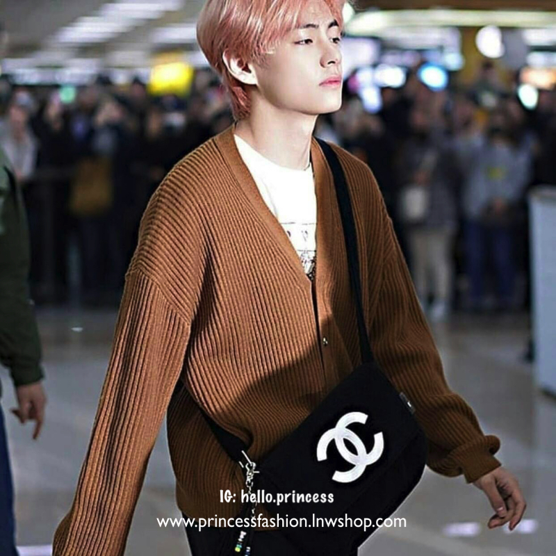 พร้อมส่งรุ่นขายดี! ฮิตที่สุด! Chanel Beaute Crossbody Bag กระเป๋าถือหรือสะพายพรีเมี่ยมของเเท้จาก Chanel Cosmetic Counter VIP Gift รุ่นแนะนำวัสดุขนวูฟหนานุ่มตัดโลโก้แบรนด์หนังแก้วสวยโดดเด่น น้ำหนักเบา เปิดปิดด้วยฝาปิดกระดุมแม่เหล็ก ใบใหญ่กำลังดีใส่ ipad กร