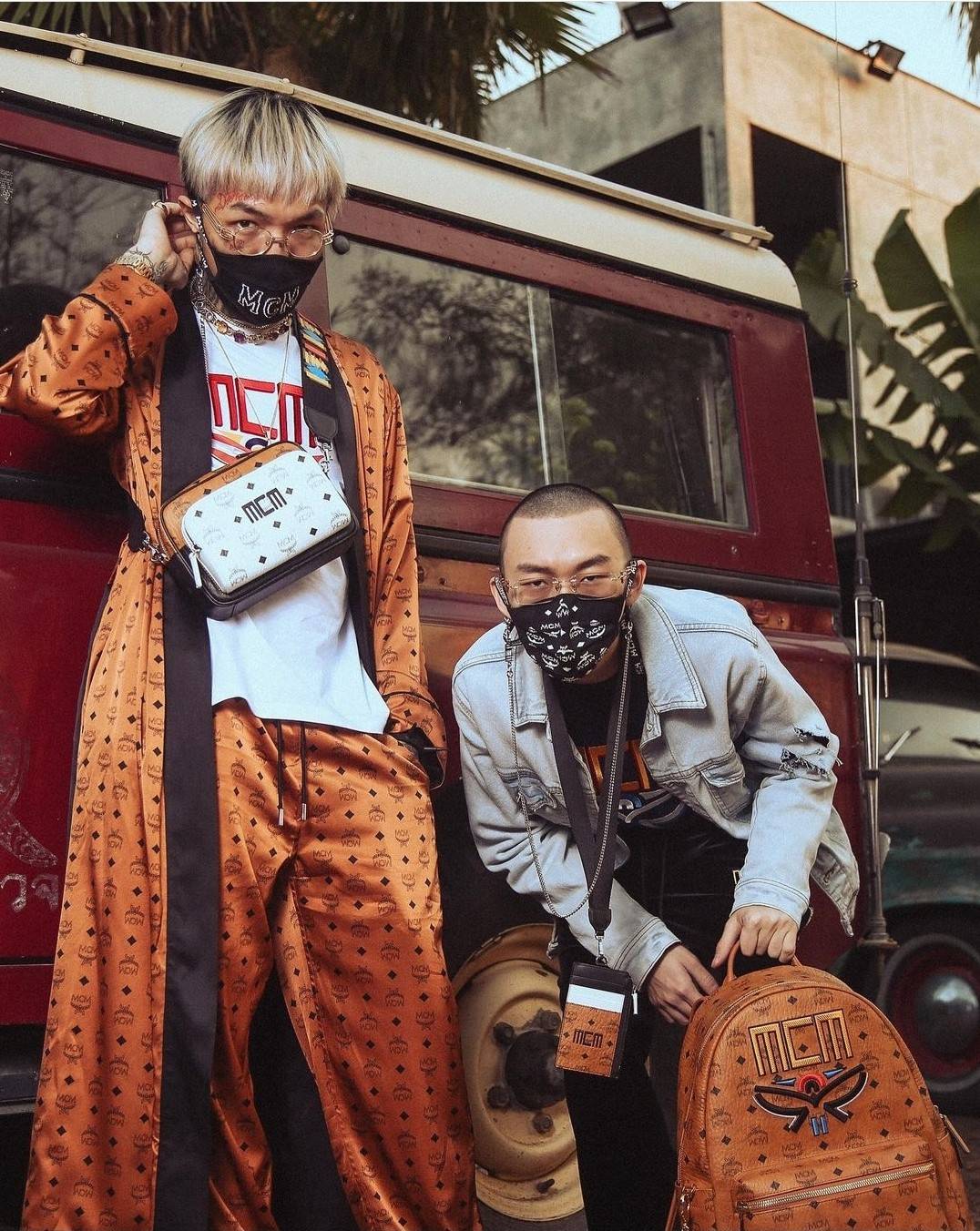 M.C.M KLASSIK CROSSBODY IN VISETOS MIX คลาสสิคสมชื่อ!! กระเป๋าสะพายข้างทรงครอสบอดี้ ดีไซน์มิกซ์แอนด์แมทช์สุดคูล ใหม่ล่าสุด เท่ได้ไม่ซ้ำใคร โลโก้โลหะรมดำดูมีเสน่ห์ วัสดุหนังแคนวาสคุณภาพดี มีช่องหลัก 2 ช่อง เปิด-ปิดด้วยซิป ด้านหลังมีช่องย่อยอีกหนึ่ง ภายในโล