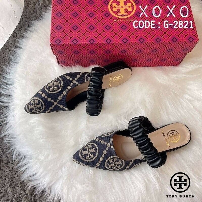 Tory Burch งานสวมหน้าวี วัสดุผ้าทอลายแบรนด์ ด้าบนแต่งสายคาดย่น สวบเก๋ รุ่นนี้ใส่แล้วขาดูเรียวยาวเพิ่มขึ้น แมทส์ชุดง่าย น้ำหนักเบา