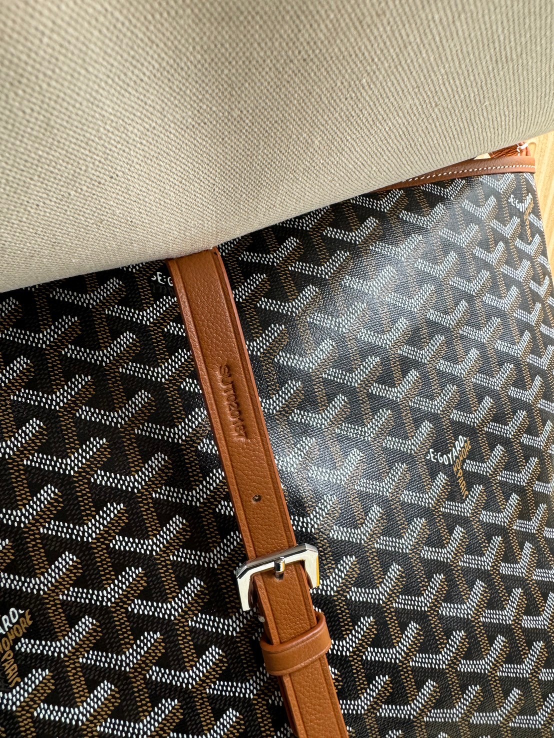 GOYARD Capetien MM Messenger Bag กระเป๋าแมสเซ็นเจอร์ใบใหญ่ ที่สุดของความหรู ตอบโจทย์การใช้งานจุของได้เยอะ เอกสาร แทปเล็ต พร้อมสายสะพาย ใช้งานง่าย ใบจริงสวยงามตามรูปค่ะ