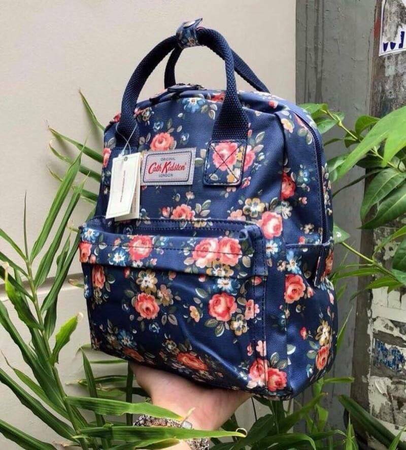 Cath Kidston Multi Strap Backpack กระเป๋าสะพายเป้รุ่นมินิ แบรนด์ดังสไตล์วินเทจสุดฮิต วัสดุ Canvas เคลือบกันน้ำสามารถเช็ดทำความสะอาดง่าย เปิดปิดกระเป๋าด้วยซิปสะดวกใช้ ด้านหน้าประดับโลโก้แบรนด์สวยโดดเด่น พร้อมช่องซิปด้านหน้ากระเป๋าอีกหนึ่งช่องใช้งาน ด้านในโ
